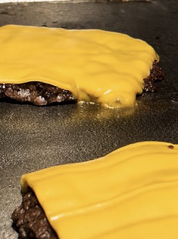 Steaks smashés à la plancha chez Grumsh Colmar